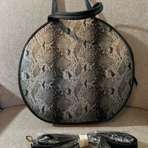 Jen & Co. Vegan leather, snake skin style. Gold accent. 4 pockets.